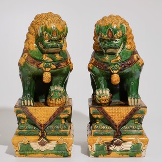 Une paire de modèles de lions de temple en porcelaine de Chine de type sancai en style Ming, 20ème