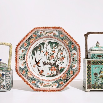 Deux théières et une assiette octogonale en porcelaine de Chine famille verte, Kangxi et après
