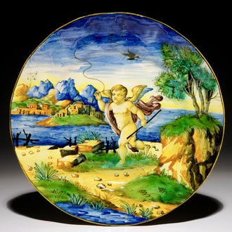 Een Italiaans majolica bord met een putto, Cantagalli, 19e eeuw