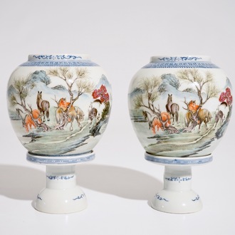 Une paire de lanternes en porcelaine de Chine coquille d'oeuf famille rose, République, 20ème