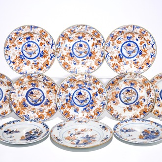 Onze assiettes en porcelaine de Chine de style Imari, dont une série de huit, une paire et un individuel, Kangxi/Qianlong