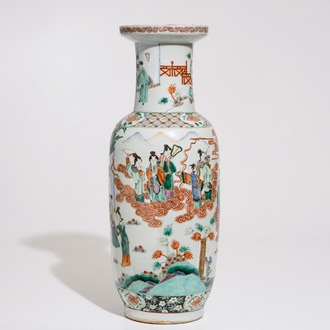 Een Chinese famille verte rouleau vaas met een hofscène, 19e eeuw