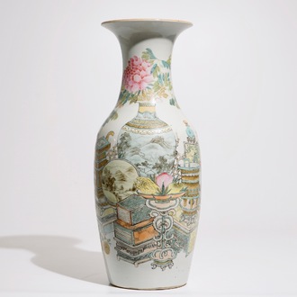 A Chinese qianjiang cai vase with "100 antiquities" design, 19/20th C.