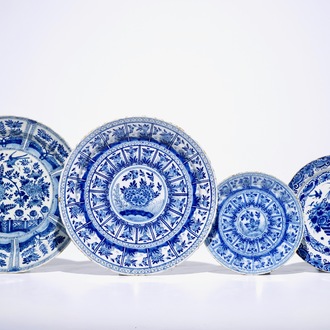 Deux plats et deux assiettes en faïence de Delft bleu et blanc, début du 18ème