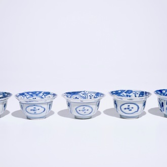 Cinq bols en porcelaine de Chine bleu et blanc de type Kraak, Ming, Wanli