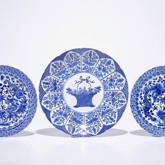 Une paire d'assiettes aux dragons et un plat au panier fleuri en porcelaine de Chine bleu et blanc, 19ème