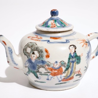 Une théière et son couvercle en porcelaine de Chine wucai, 19ème
