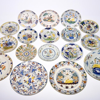 Quatre plats et treize assiettes en faïence de Delft polychrome, la plupart 18ème