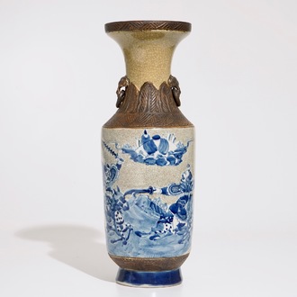 Een Chinese blauw-witte op craquelé ondergrond Nanking vaas, 19e eeuw
