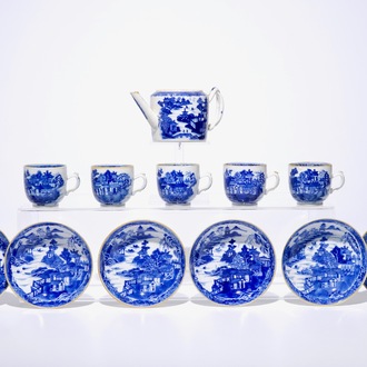 Une partie d'une service à thé en porcelaine de Chine bleu et blanc aux paysages, Qianlong