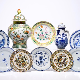 A Chinese blue and white jug, a famille jaune vase and eight plates, 18/19th C.