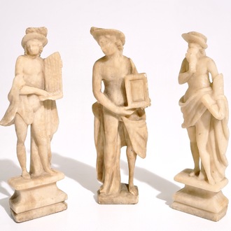 Trois figures en albâtre sculpté, Italie, 18ème