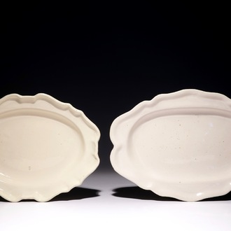 Deux grands plats ovales en faïence de Delft blanc monochrome, 2ème moitié du 18ème