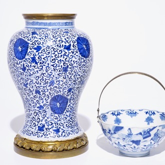Een blauw-witte Chinese Kangxi merk en periode kom met zilveren hengsel en een Kangxi vaas met bronzen montuur