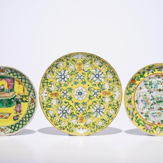 Trois assiettes en porcelaine de Chine aux décors sur fond jaune, 19ème