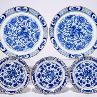 Een paar schotels en drie borden in blauw-wit Delfts aardewerk met chinoiseriedecor van draken, 18e