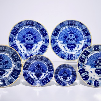 Quatre plats et deux assiettes en faïence de Delft bleu et blanc "Queue de paon", 18ème