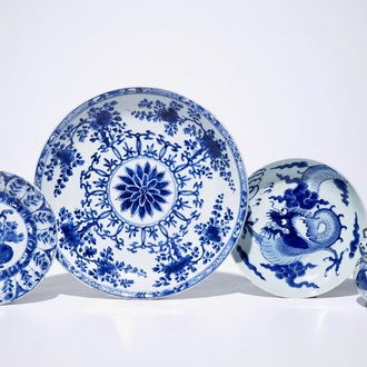 Een blauw-witte Chinese kendi, Ming, Wanli, en drie blauw-witte borden, Kangxi