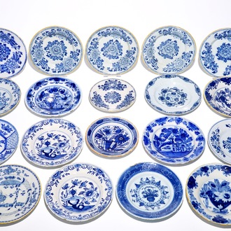 Dix-huit assiettes en faïence de Delft bleu et blanc, 18ème