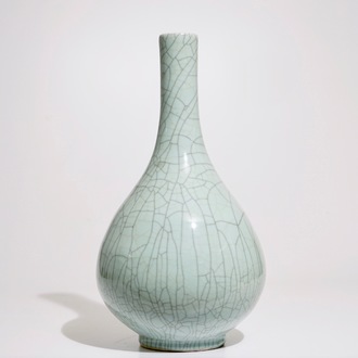 Een Chinese flesvormige vaas met celadon craquelé glazuur, 20e eeuw