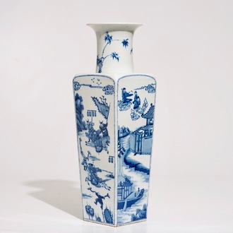 Un vase de forme carrée en porcelaine de Chine bleu et blanc, marque de Kangxi, 19/20ème