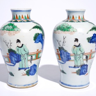 Une paire de vases de forme meiping en porcelaine de Chine wucai, époque Transition, Shunzhi