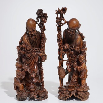 Une paire de grandes figures d'immortels en bois sculpté, Chine, 19/20ème