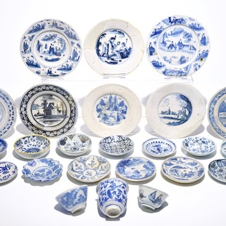 Een interessante collectie bodemvondsten in blauw-wit Delfts aardewerk en majolica, 17e eeuw