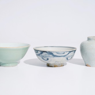 Un bol en porcelaine de Chine bleu et blanc avec un bol et un vase en céladon, Ming et 19ème