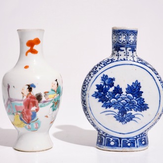 A Chinese famille rose vase, Yongzheng, and a blue and white moonflask, 19/20th C.
