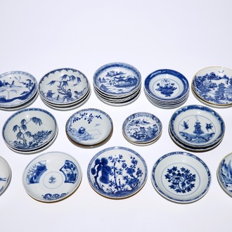 Dertig Chinese blauw-witte schoteltjes, Kangxi/Qianlong