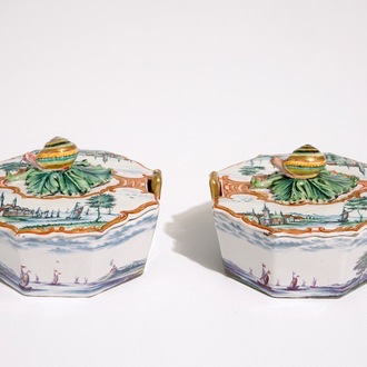 Een fraai paar Delftse polychrome petit feu botervloten met slakken als dekselknoppen, 18e eeuw