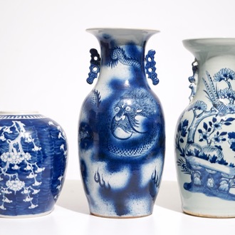 Un vase au dragon, un vase floral et un pot à gingembre en porcelaine de Chine bleu et blanc, 19ème