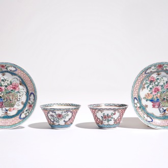 Une paire de tasses et soucoupes en porcelaine de Chine famille rose à décor d'un chat et paniers fleuris, Yongzheng