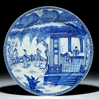 Un plat en porcelaine de Chine bleu et blanc à décor de "La Romance de la Chambre de l'Ouest", Yongzheng