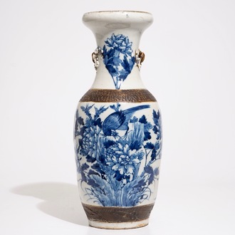 Een Chinese blauw-witte op craquelé ondergrond Nanking vaas, 19e eeuw