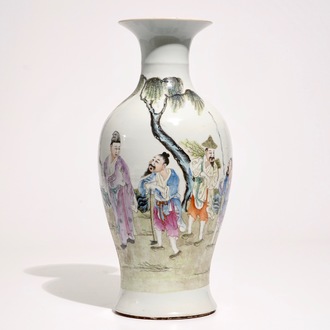Un vase de forme balustre en porcelaine de Chine famille rose, marque en rouge, République, 20ème