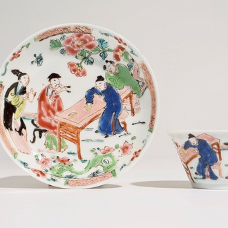 Une tasse et soucoupe en porcelaine de Chine famille rose à décor d'une scène de thé, Yongzheng