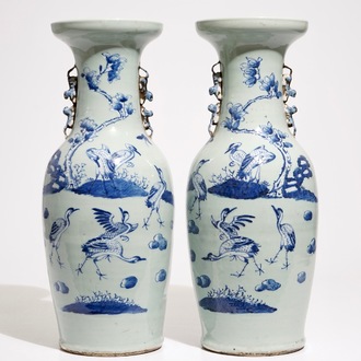 Une paire de vases aux grues en porcelaine de Chine en bleu et blanc sur fond céladon, 19ème