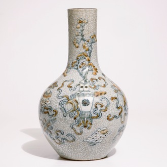 Un vase de forme bouteille tianqiuping en porcelaine de Chine craquelé à décor d'antiquités, 19ème