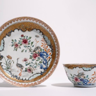 Une tasse et soucoupe en porcelaine de Chine famille rose et grisaille à décor de grues, Yongzheng