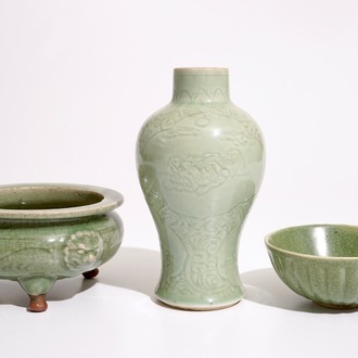 Un brûle-parfum, un vase à décor incisé et un bol en porcelaine de Chine de type Longquan céladon, Ming et après