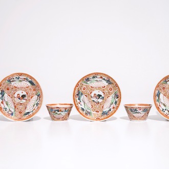 Trois tasses et soucoupes en porcelaine de Chine famille rose aux décors de coqs, Yongzheng/Qianlong