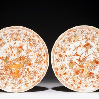 Une paire d'assiettes moulées en porcelaine de Chine rouge de fer et doré, Kangxi