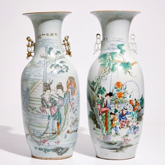 Deux grands vases en porcelaine de Chine famille rose à calligraphie, 19/20ème