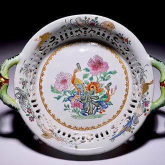 Un panier ajouré en faïence de Delft polychrome petit feu avec l'example chinois en famille rose, 18ème