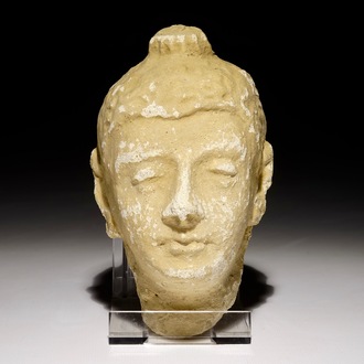 Une petite tête de Bouddha stucco, prob. Gandhara, Inde, 10/11ème