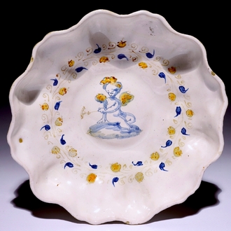 Een crespina in Italiaanse majolica met een putto, Faënza, vroeg 17e eeuw