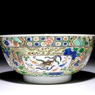 Un bol en porcelaine de Chine famille verte à décor de poissons et phénix, Kangxi