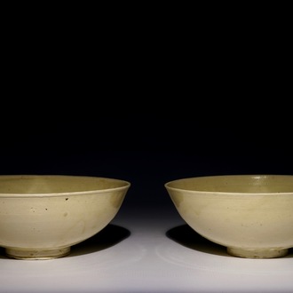 Une paire de bols monochromes emaillés en couleur crème, Chine, Song du Nord ou Jin